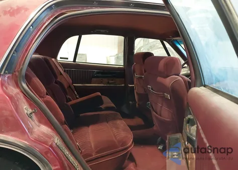 1993 Buick Park Avenue z USA, uszkodzony, nr VIN 1G4CW53L1P1648932